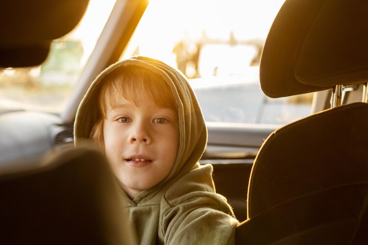 旅行孩子在公路上开车旅行汽车冒险冒险