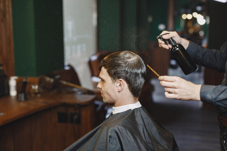 理发店男人和发型师一起工作理发师和客户一起工作黑发头沙龙