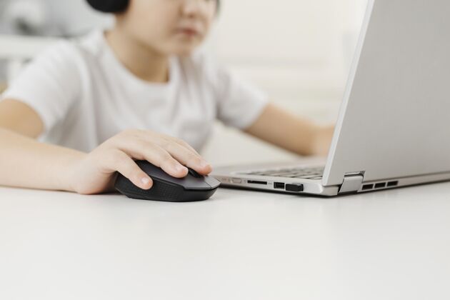 孩子男孩在家玩笔记本电脑笔记本电脑房间现代