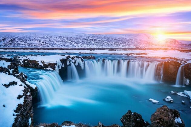 美丽冰岛冬天日落时的戈达福斯瀑布自然日落流