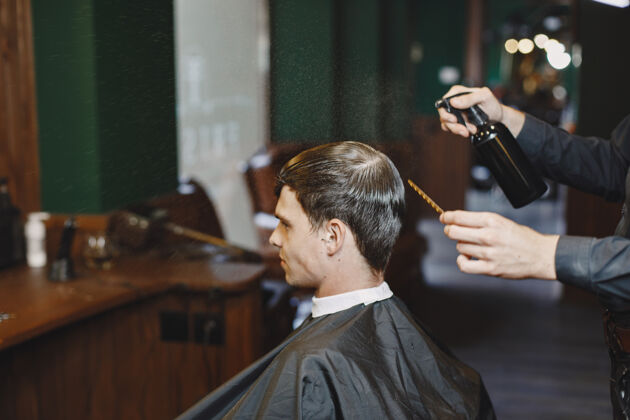 理发店男人和发型师一起工作理发师和客户一起工作黑发头沙龙