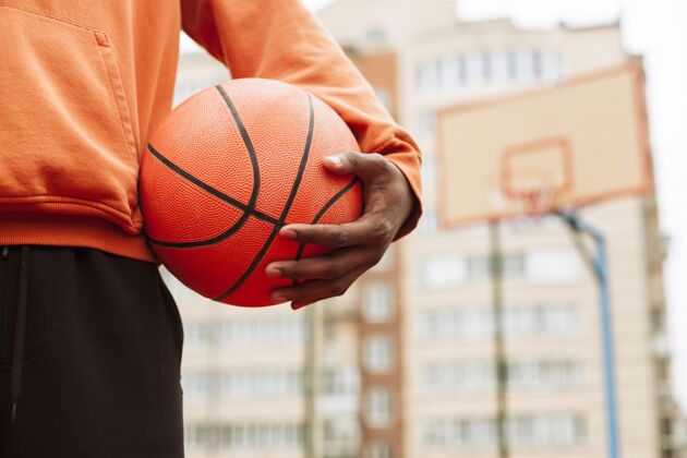 运动少年在户外拿篮球健身运动健康