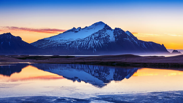 日落冰岛斯托克斯内斯日出时的维斯特拉霍恩山海户外田园诗