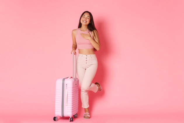 机场旅行 度假和度假概念梦幻 愚蠢的亚洲女孩白日梦未来旅行全长旅行旅行者手提箱