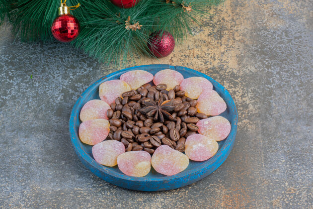 水果心形果冻糖配咖啡豆和八角茴香高品质照片甜咖啡豆
