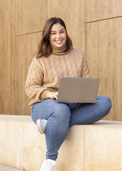 女性拿着笔记本电脑的休闲少年青少年胖乎乎的积极