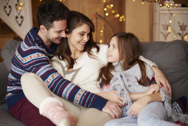 女人家庭的爱和冬天的时光温暖关系孩子