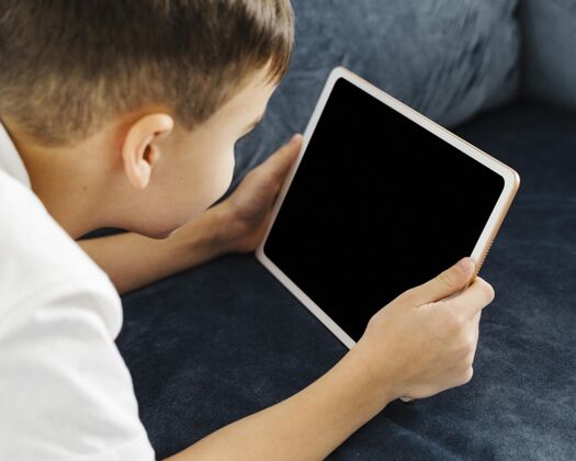 家肩上视图儿童手持数字平板电脑个人技术人