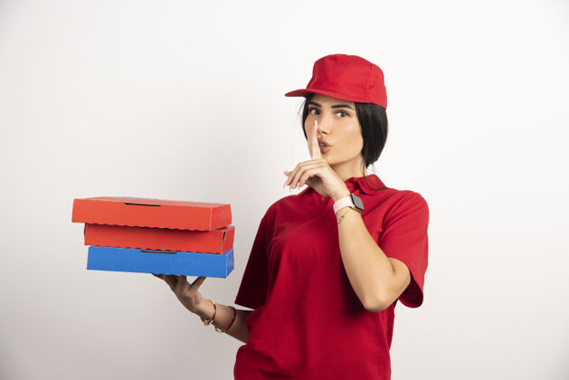 送货女送货员拿着披萨做着沉默的手势食物女人红色