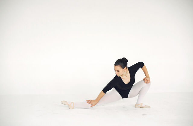鞋漂亮的芭蕾舞演员尖角的芭蕾舞演员排练柔韧性活跃