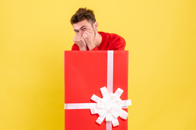 年正面图年轻男性站在礼品盒内礼物圣诞节站立