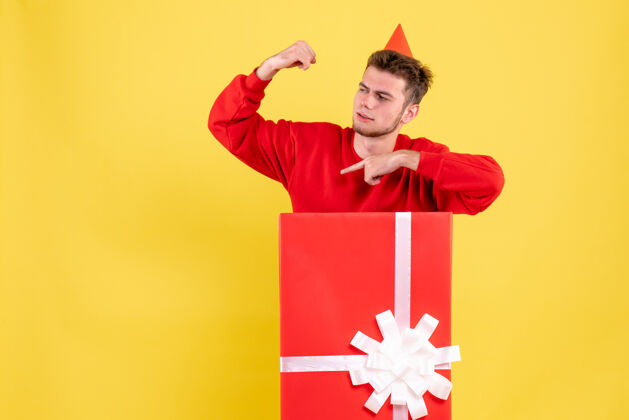 年轻正面图：礼品盒内穿红色衬衫的年轻男性年轻男性红色礼物