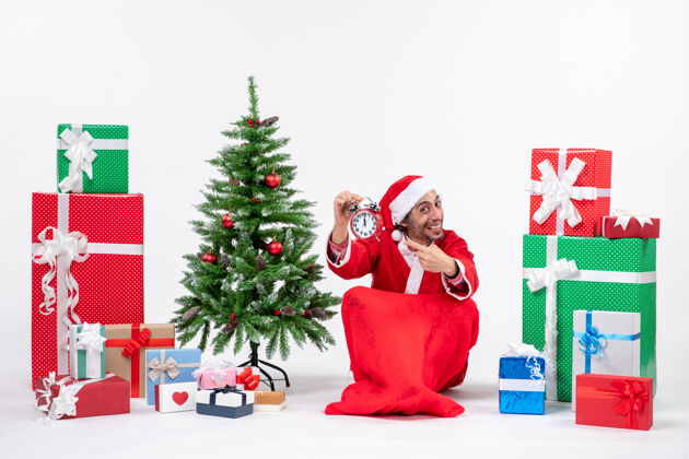 圣诞老人圣诞老人带着礼物盒和圣诞树坐着近快乐快乐