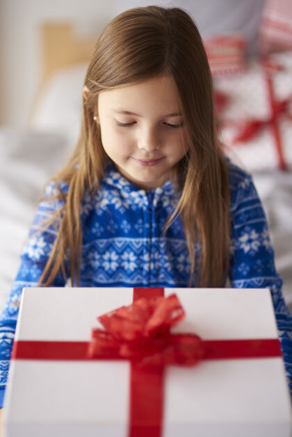 圣诞礼物带着大圣诞礼物的小女孩圣诞装饰装饰坐着