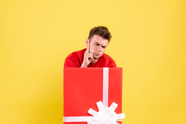 雪正面图年轻男性站在礼物盒内紧张压力现在里面