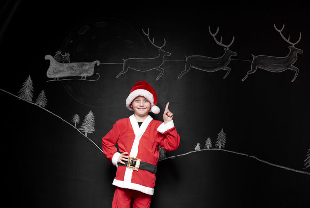 乐趣穿圣诞老人服装的男孩的画像欢乐传统服装