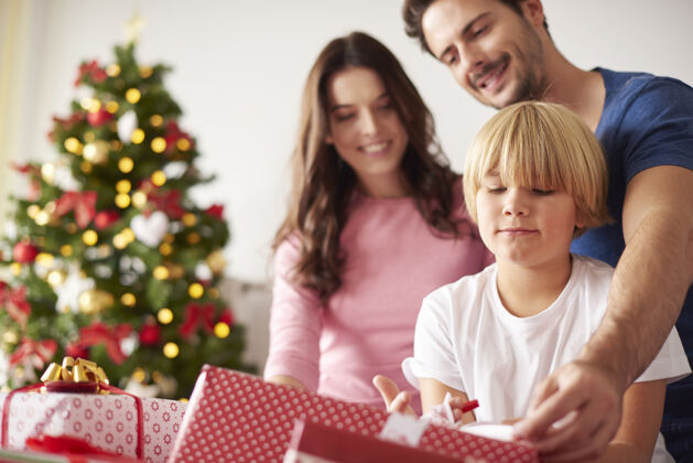 家里一家人从打开礼物开始过圣诞节团聚舒适家庭