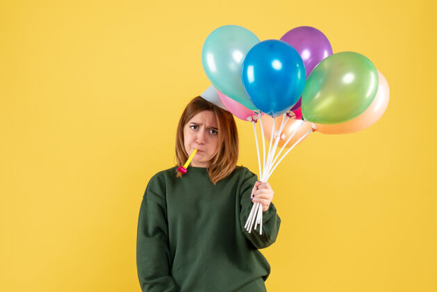 情感正面图是一位年轻的女士 手里拿着五颜六色的气球乐趣颜色多彩