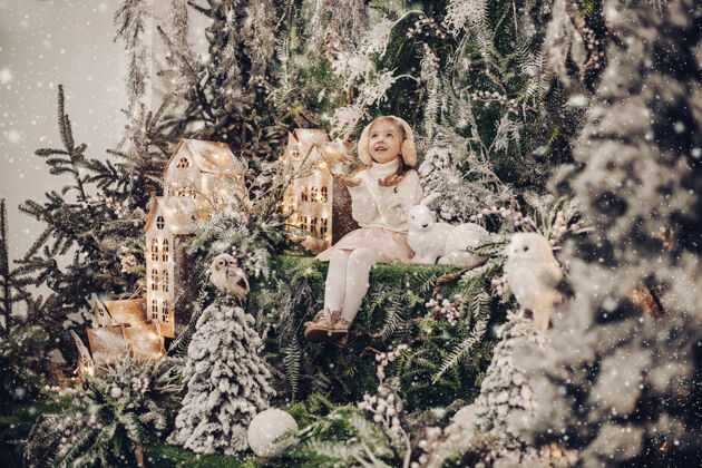 年美丽的白种人孩子 长着金色的头发 微笑着 和一只小兔子坐在圣诞气氛中童年圣诞夏娃