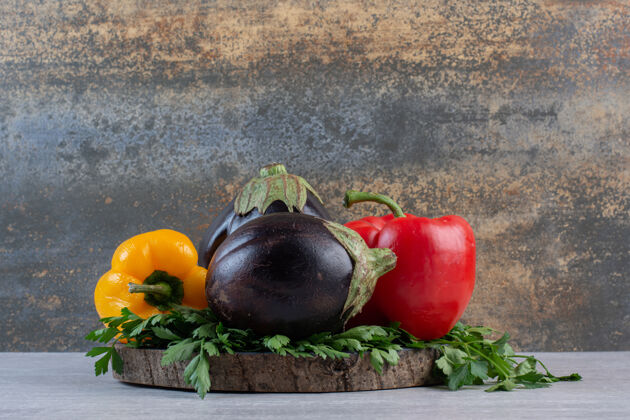 茄子茄子 甜椒和欧芹在木片上高品质照片胡椒天然新鲜茄子