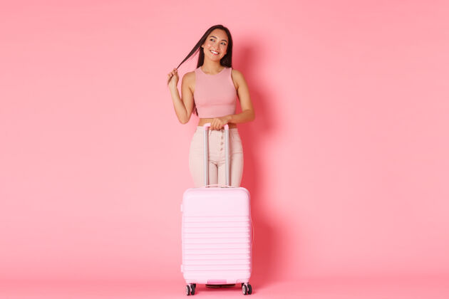 乐趣旅行 度假和度假概念梦幻风骚的深色头发的亚洲女孩在夏装全长旅行旅行社模特