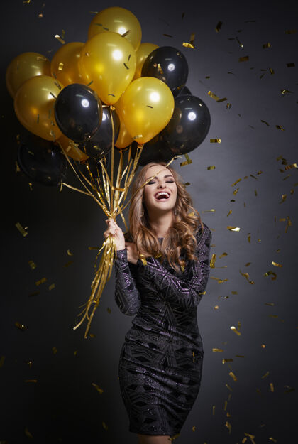 跳舞快乐的女人拿着气球庆祝她的生日唱歌嘴开放聚会