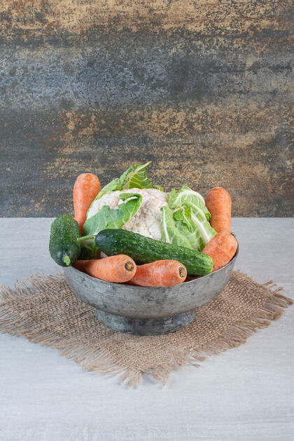 新鲜一堆生蔬菜在经典的碗高品质的照片黄瓜蔬菜食品