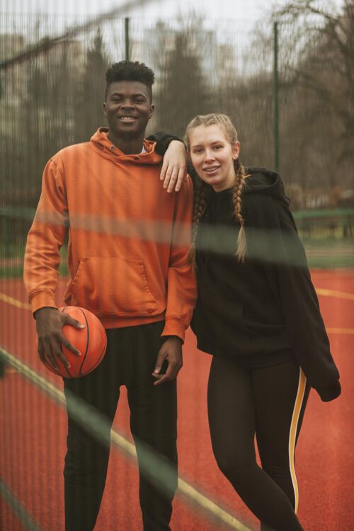 运动青少年在篮球场上摆姿势运动员垂直健康