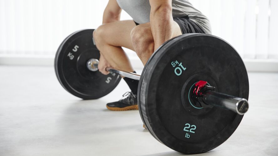 健身在室内举起重物训练健身锻炼