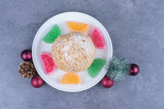 含糖一个白色的盘子里放着饼干和糖果球圣诞节甜食