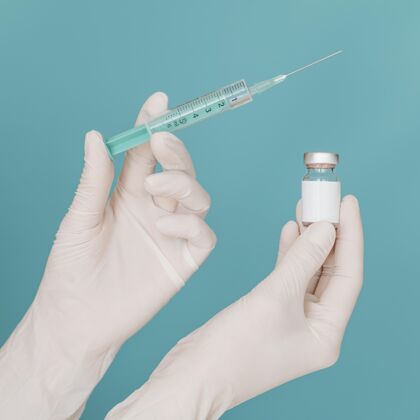 免疫带手套的手拿疫苗瓶和注射器平方免疫防护