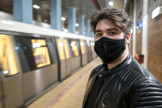 流行病在地铁里 一个戴着黑色医用面罩 留着胡须的白人男子正对着摄像机一次性大都会城市