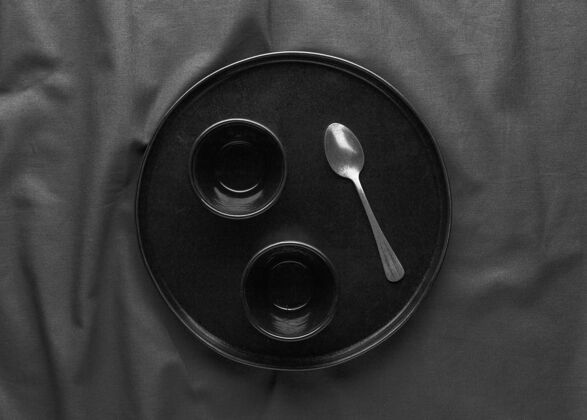 水平带勺子的深色盘子顶视图陶器餐具陶器
