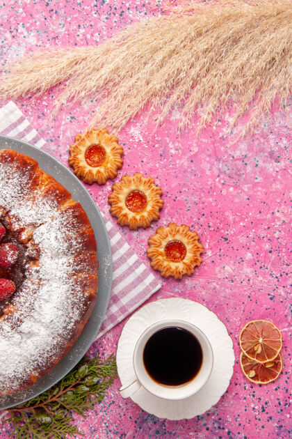 蛋糕俯瞰美味的草莓蛋糕糖粉饼干和一杯红茶蛋糕蛋糕甜甜饼干饼干茶饼干鲜花蛋糕