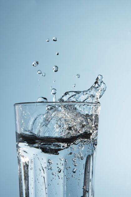 飞溅用清水把玻璃杯擦干净液体运动液体