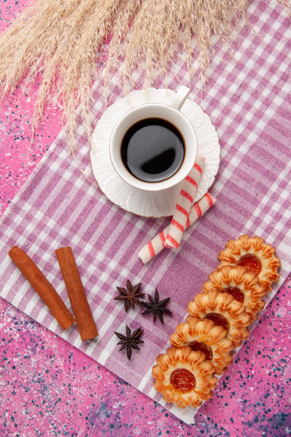 桌子顶视图一杯茶配饼干和肉桂粉办公桌饼干糖饼干甜咖啡曲奇饼饼干
