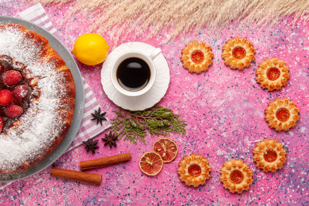 饼干俯视美味草莓蛋糕糖粉饼干和茶上浅粉色背景蛋糕甜甜饼干饼干茶视图生的颜色