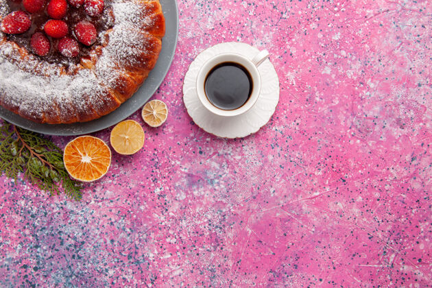 早餐俯瞰美味的草莓蛋糕 用糖粉和茶烤在浅粉色的背景蛋糕上 甜甜的甜甜饼干馅饼灯光饼干顶部