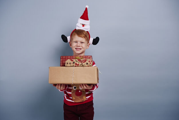 盒子拿着礼盒的快乐男孩分享帽子庆祝
