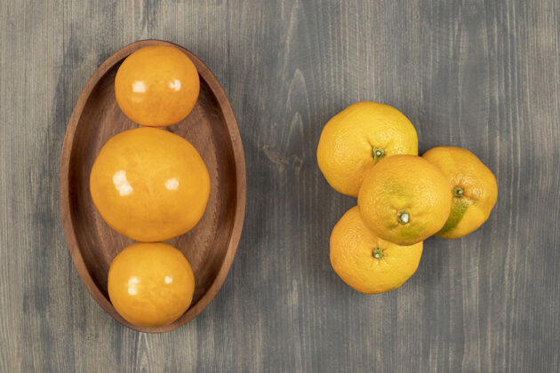 木头美味的橘子或柑橘在木板上高品质的照片好吃木头好吃