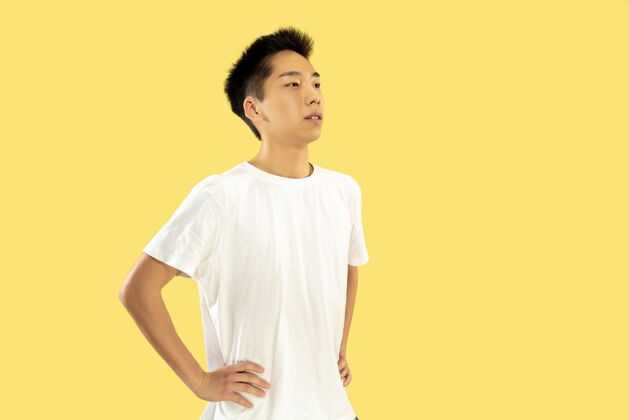 模型韩国年轻人的肖像穿白衬衫的男模站着看人类情感的概念 面部表情前视图流行的颜色男人站立成人