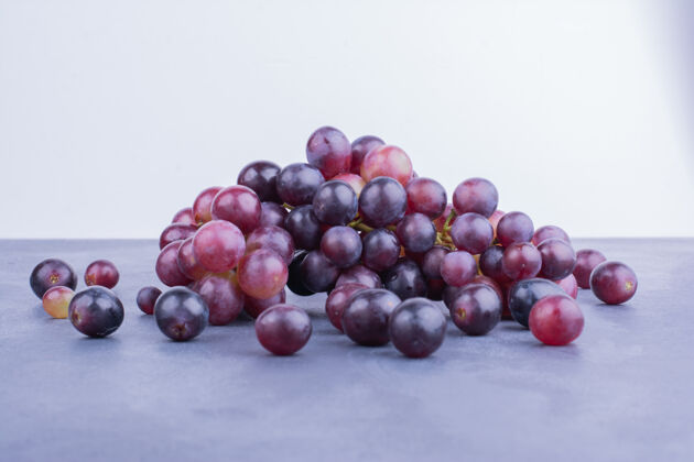 热带红葡萄浆果在蓝色上食物葡萄酒成分