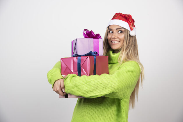 礼品盒年轻女子手里拿着很多圣诞礼物盒子季节红色