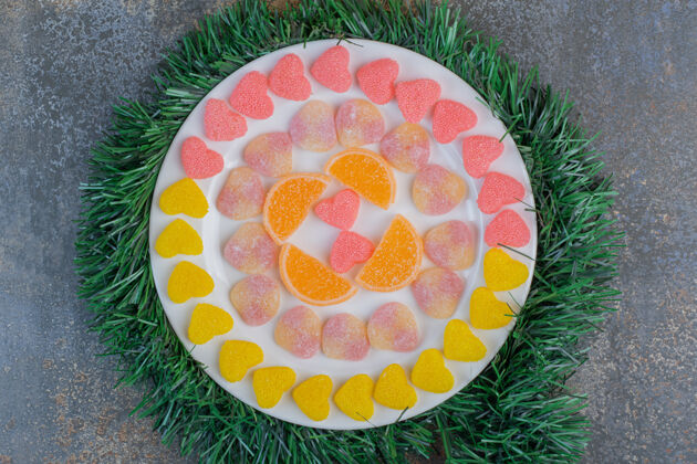 甜点一个白色的盘子里装满了各种多汁多彩的果冻糖高品质的照片小吃美味食物