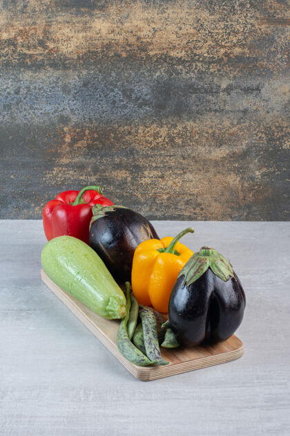 成熟茄子 甜椒和西葫芦在木盘上高品质的照片新鲜西葫芦有机