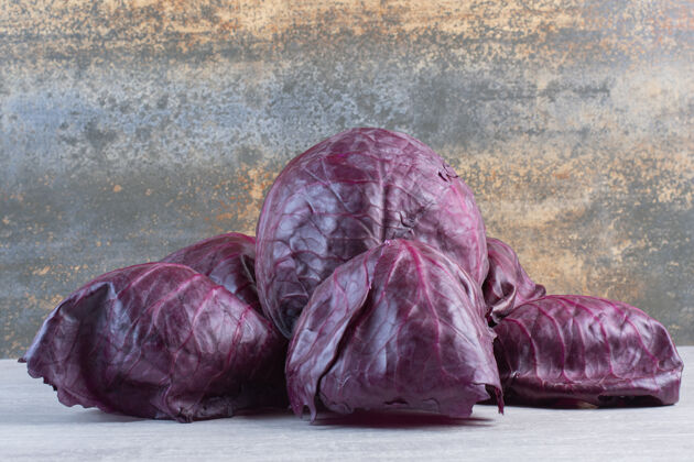 卷心菜在石头表面的生紫色卷心菜高品质的照片有机切碎农业