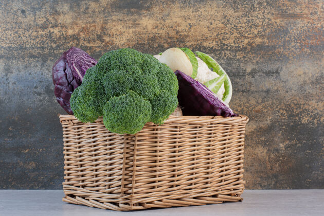 蔬菜花椰菜 卷心菜和萝卜在木箱里高品质的照片新鲜生的卷心菜