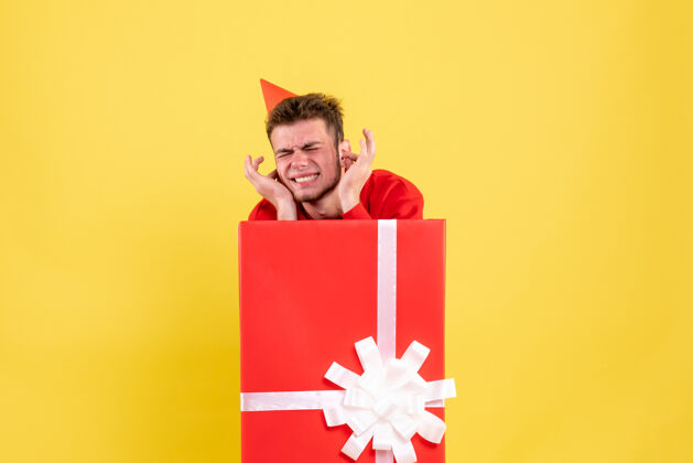 雪正面图：礼品盒内穿红色衬衫的年轻男性购物爱国者里面