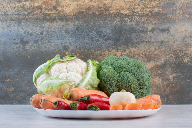 健康白色盘子上的新鲜有机蔬菜高品质照片辣椒盘子蔬菜