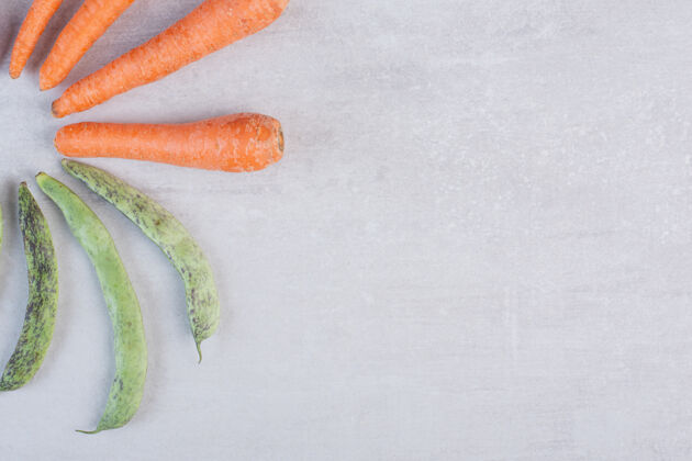 绿色绿豆和胡萝卜的石头背景高品质的照片蔬菜胡萝卜有机